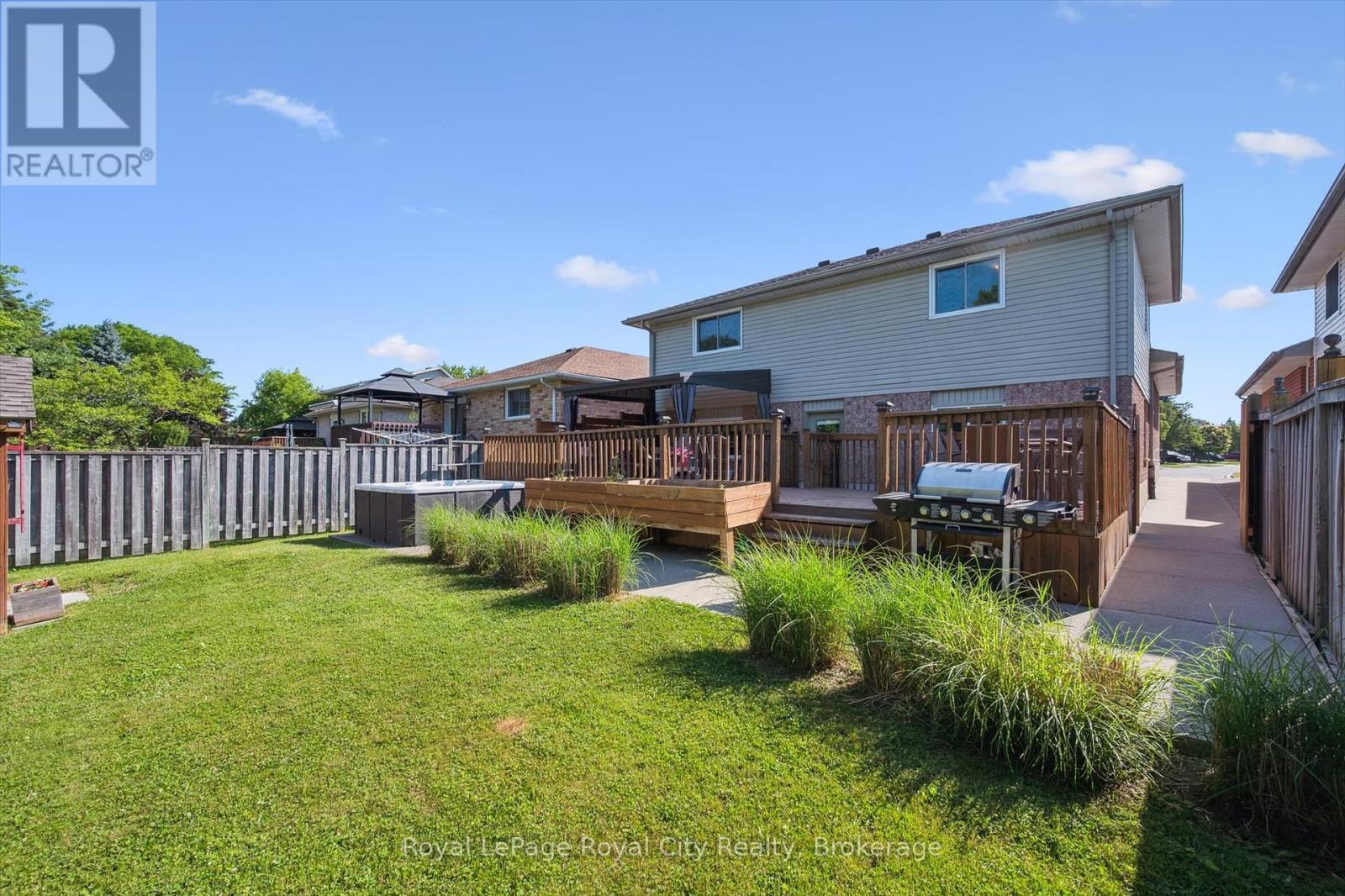 












138 PHEASANT RUN DRIVE

,
Guelph (Kortright Hills),




Ontario
N1C1B3

