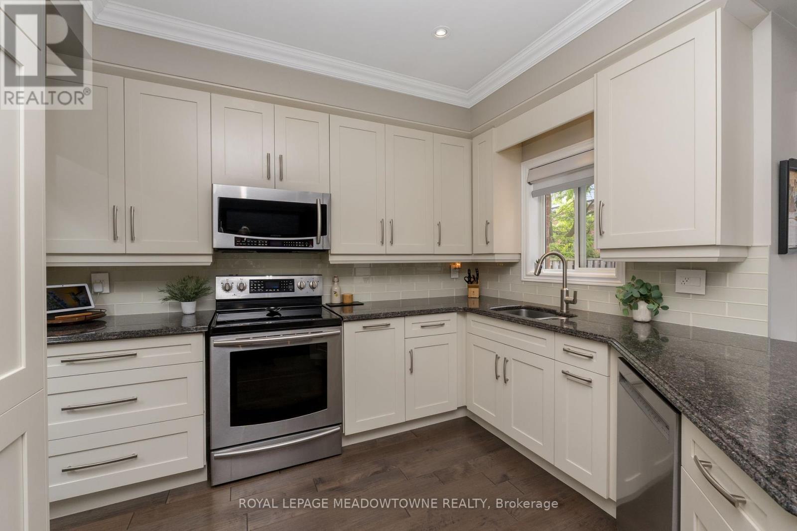 












211 EATON STREET

,
Halton Hills,




Ontario
L7G5Y2

