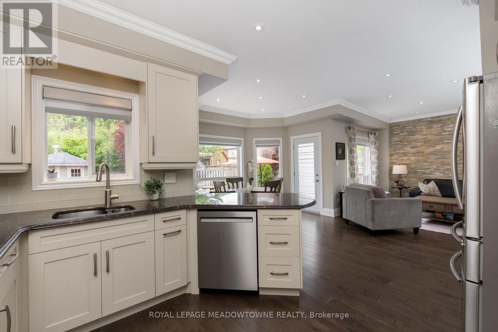 












211 EATON STREET

,
Halton Hills,




Ontario
L7G5Y2

