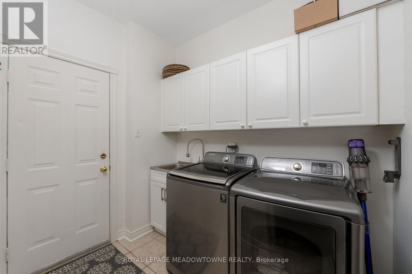 












211 EATON STREET

,
Halton Hills,




Ontario
L7G5Y2

