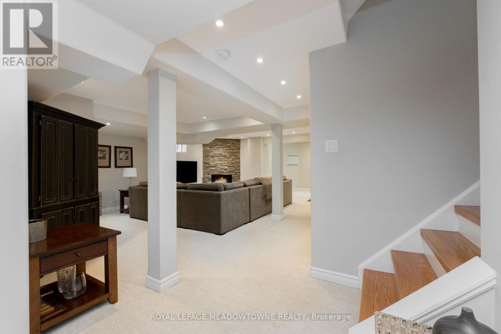 












211 EATON STREET

,
Halton Hills,




Ontario
L7G5Y2

