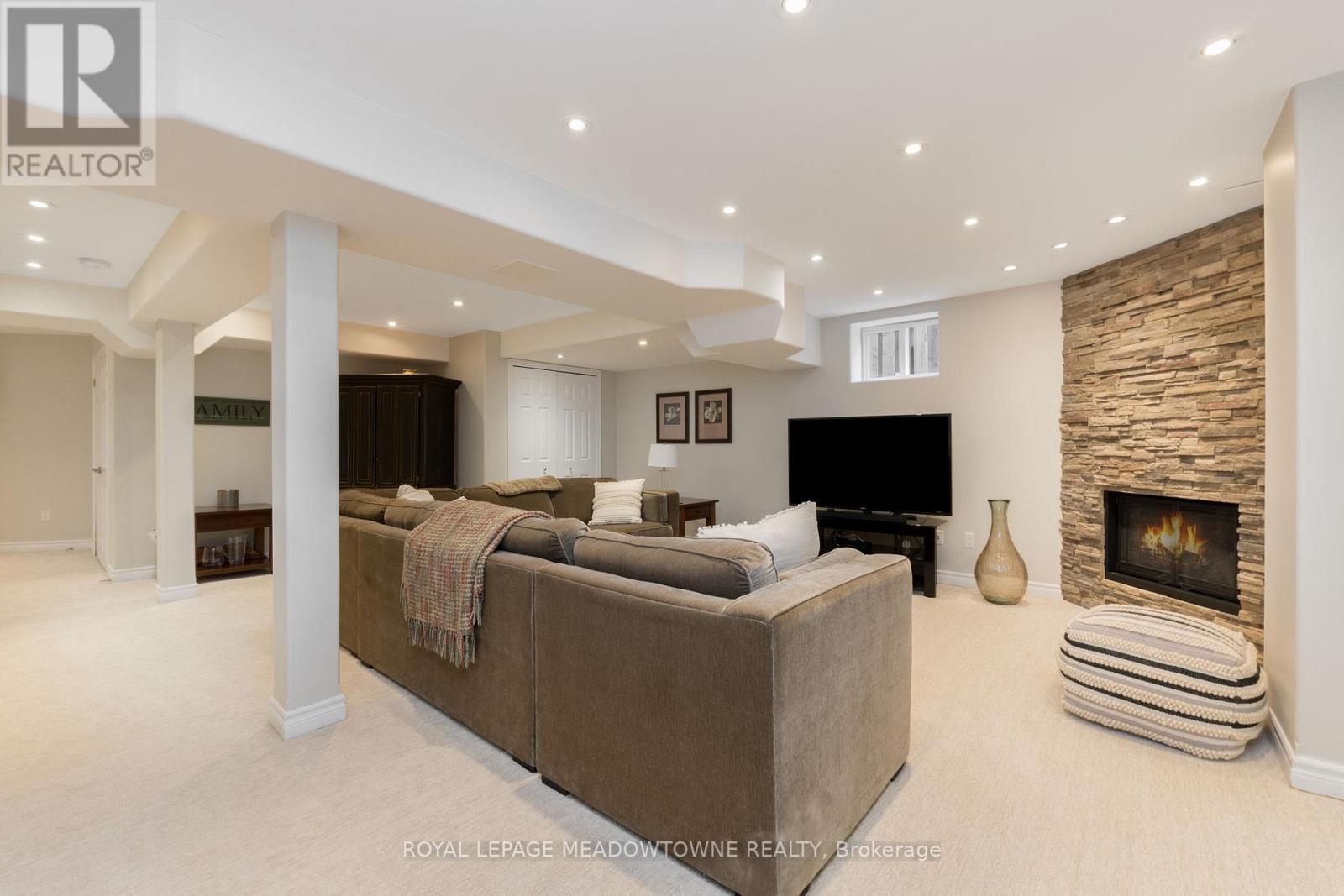 












211 EATON STREET

,
Halton Hills,




Ontario
L7G5Y2

