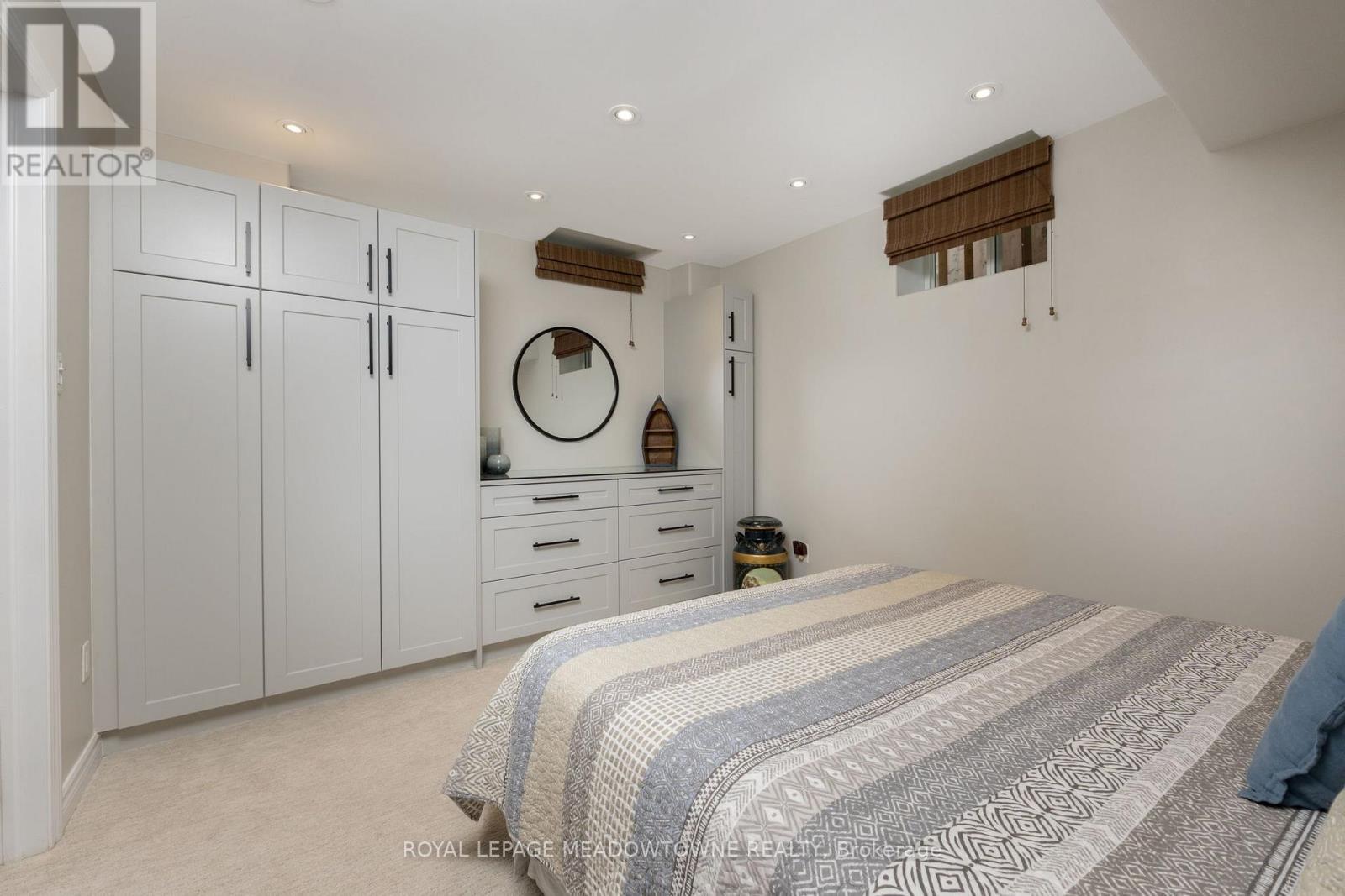 












211 EATON STREET

,
Halton Hills,




Ontario
L7G5Y2

