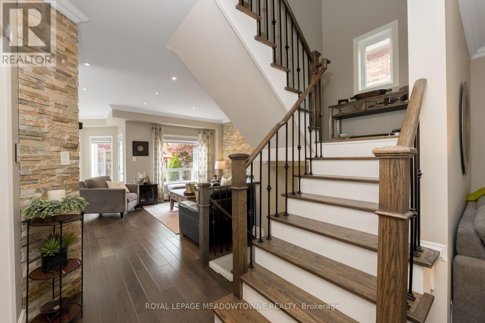 












211 EATON STREET

,
Halton Hills,




Ontario
L7G5Y2


