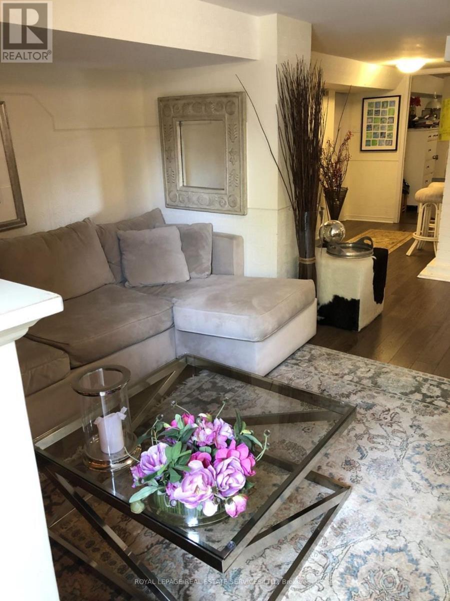 












L - 727 AVENUE ROAD

,
Toronto,




Ontario
M5P2J9

