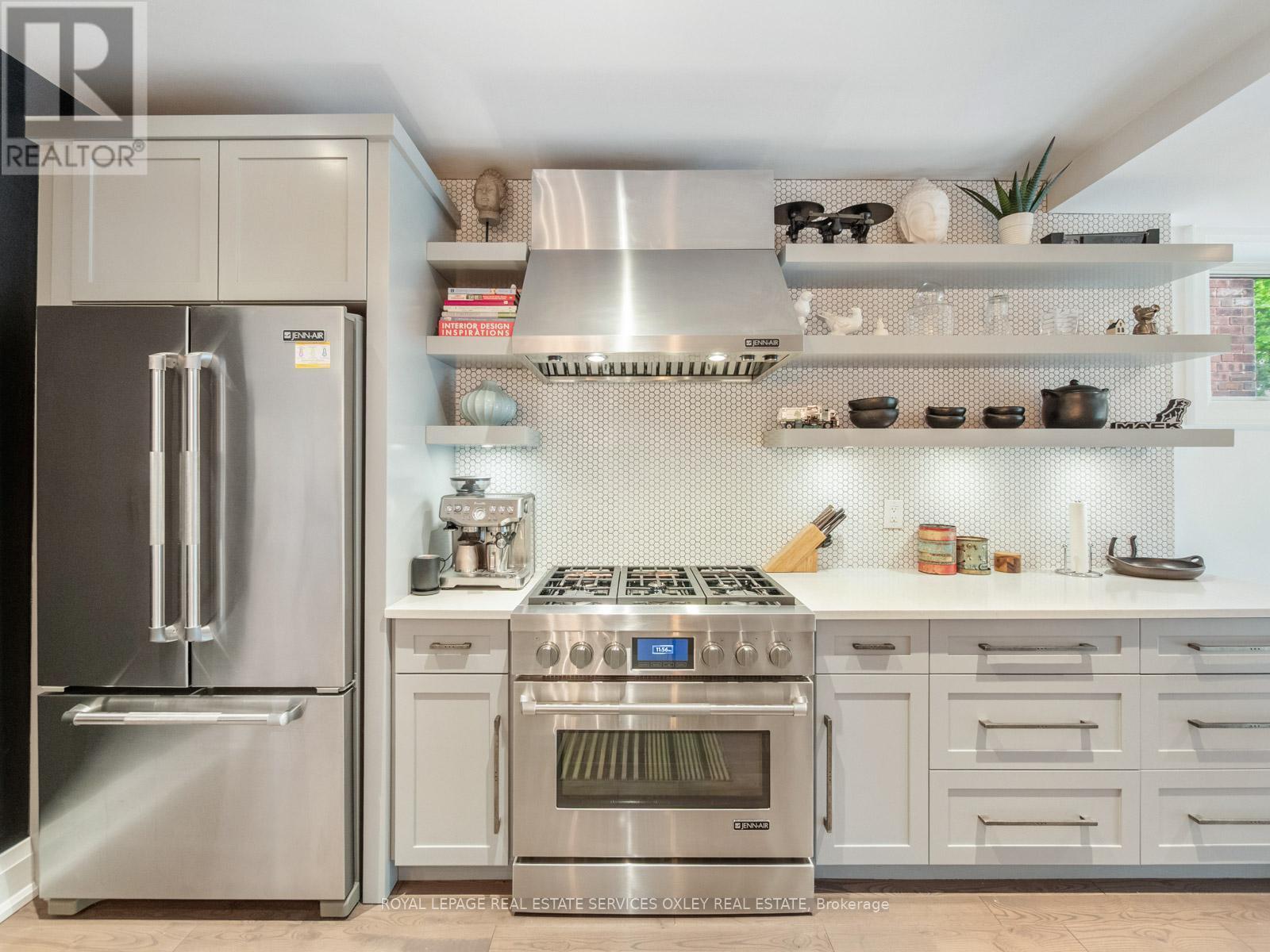 












7 POPLAR PLAINS ROAD

,
Toronto,




Ontario
M4V2M7

