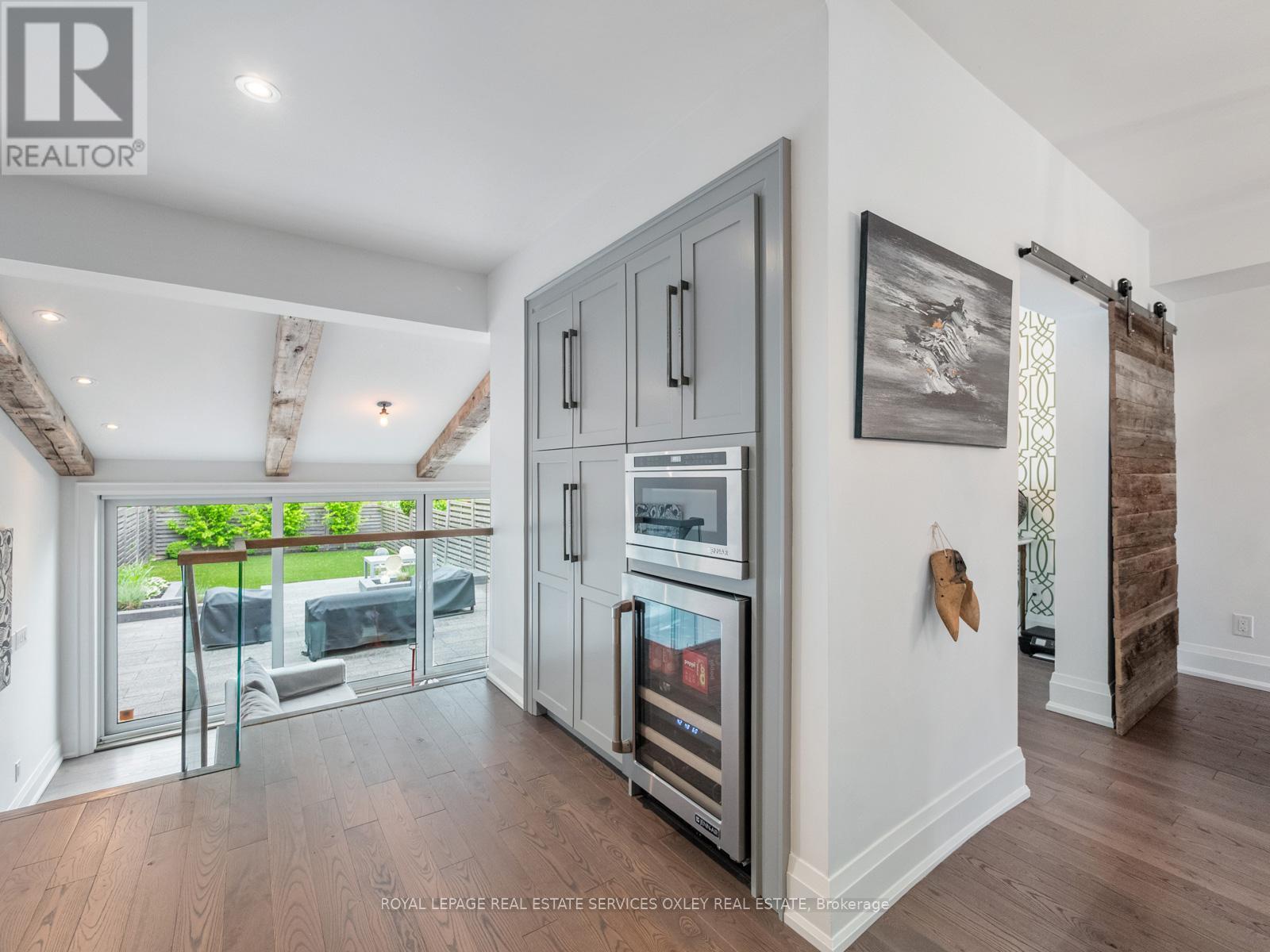 












7 POPLAR PLAINS ROAD

,
Toronto,




Ontario
M4V2M7

