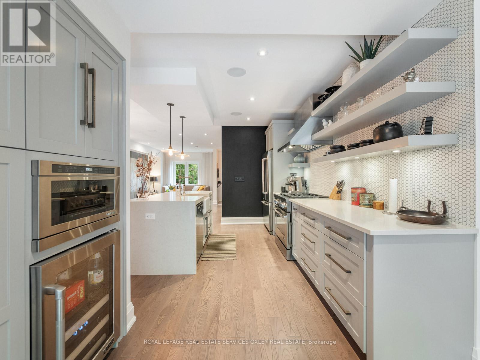 












7 POPLAR PLAINS ROAD

,
Toronto,




Ontario
M4V2M7

