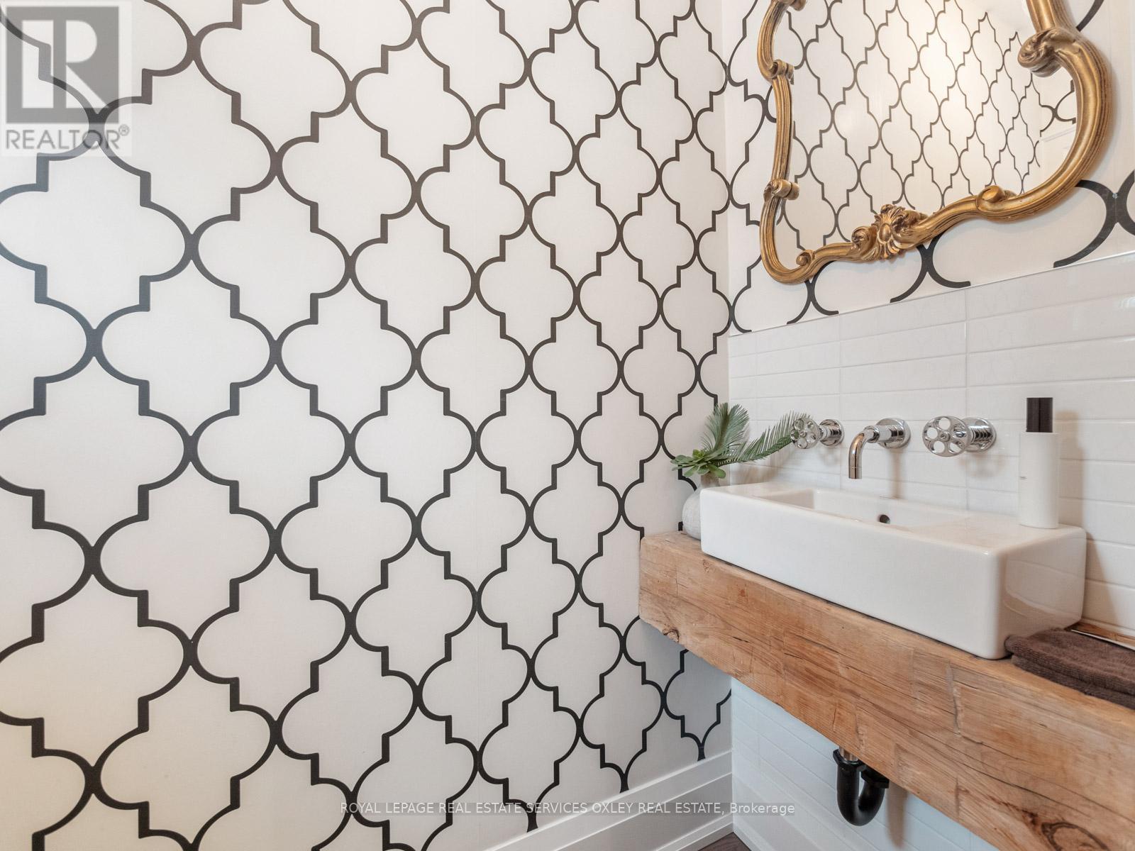 












7 POPLAR PLAINS ROAD

,
Toronto,




Ontario
M4V2M7

