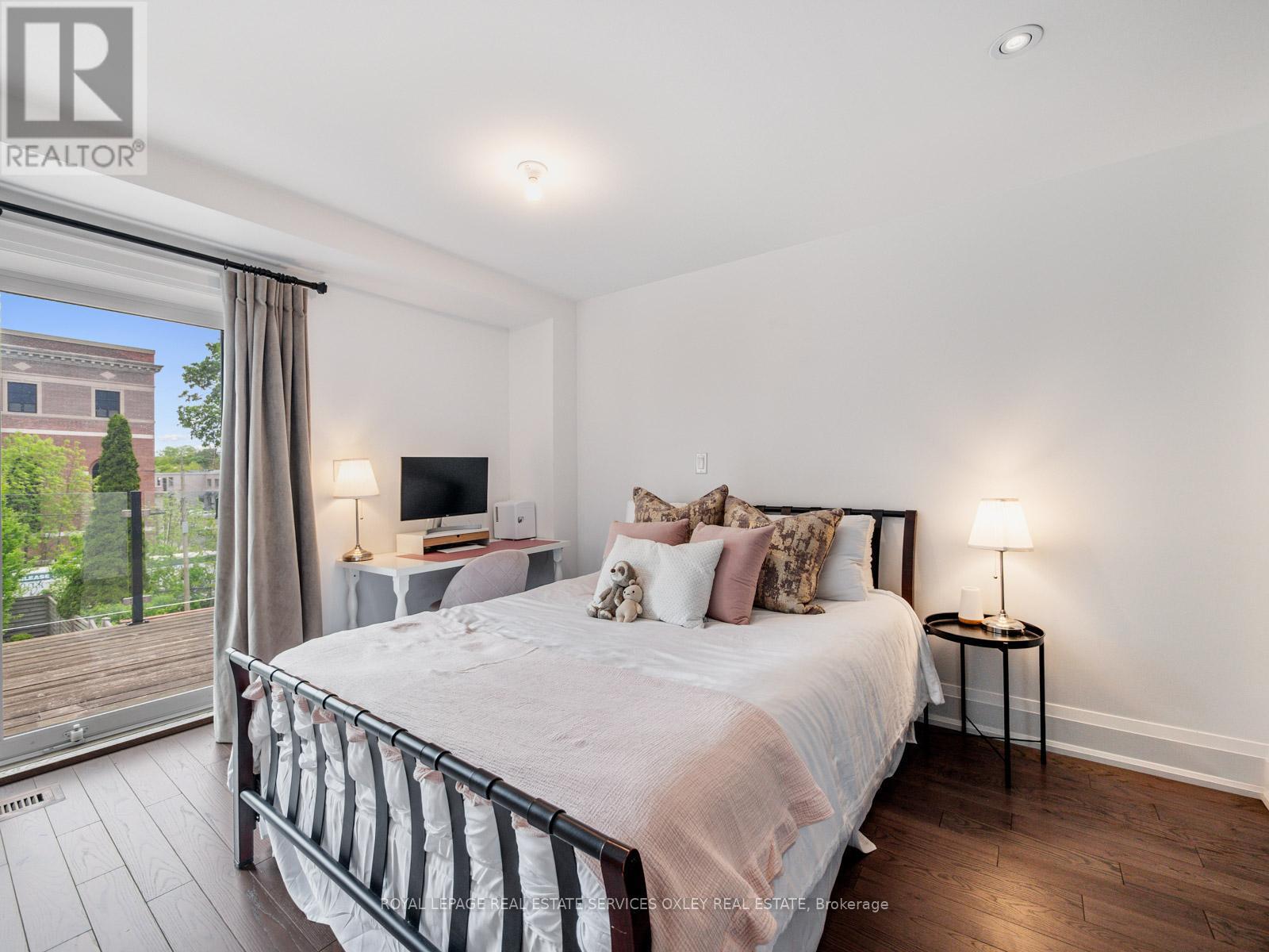 












7 POPLAR PLAINS ROAD

,
Toronto,




Ontario
M4V2M7

