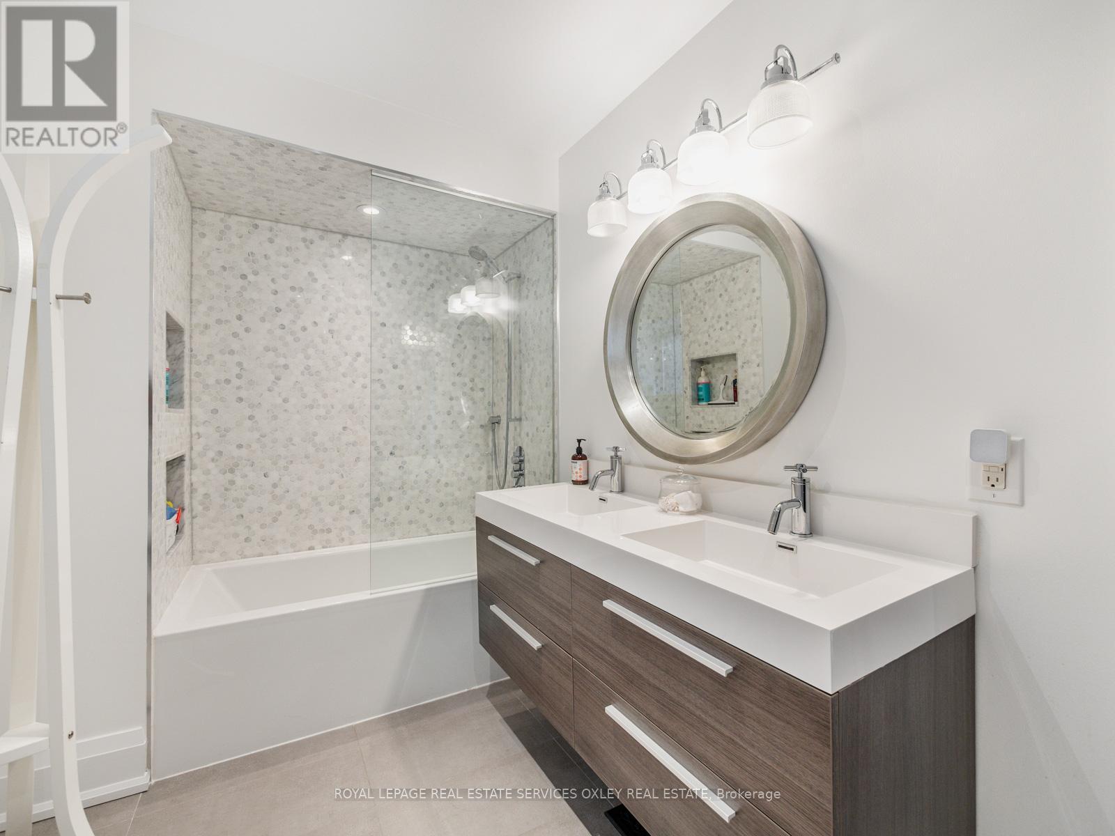 












7 POPLAR PLAINS ROAD

,
Toronto,




Ontario
M4V2M7

