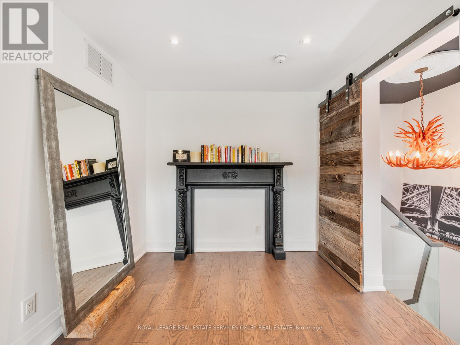 












7 POPLAR PLAINS ROAD

,
Toronto,




Ontario
M4V2M7

