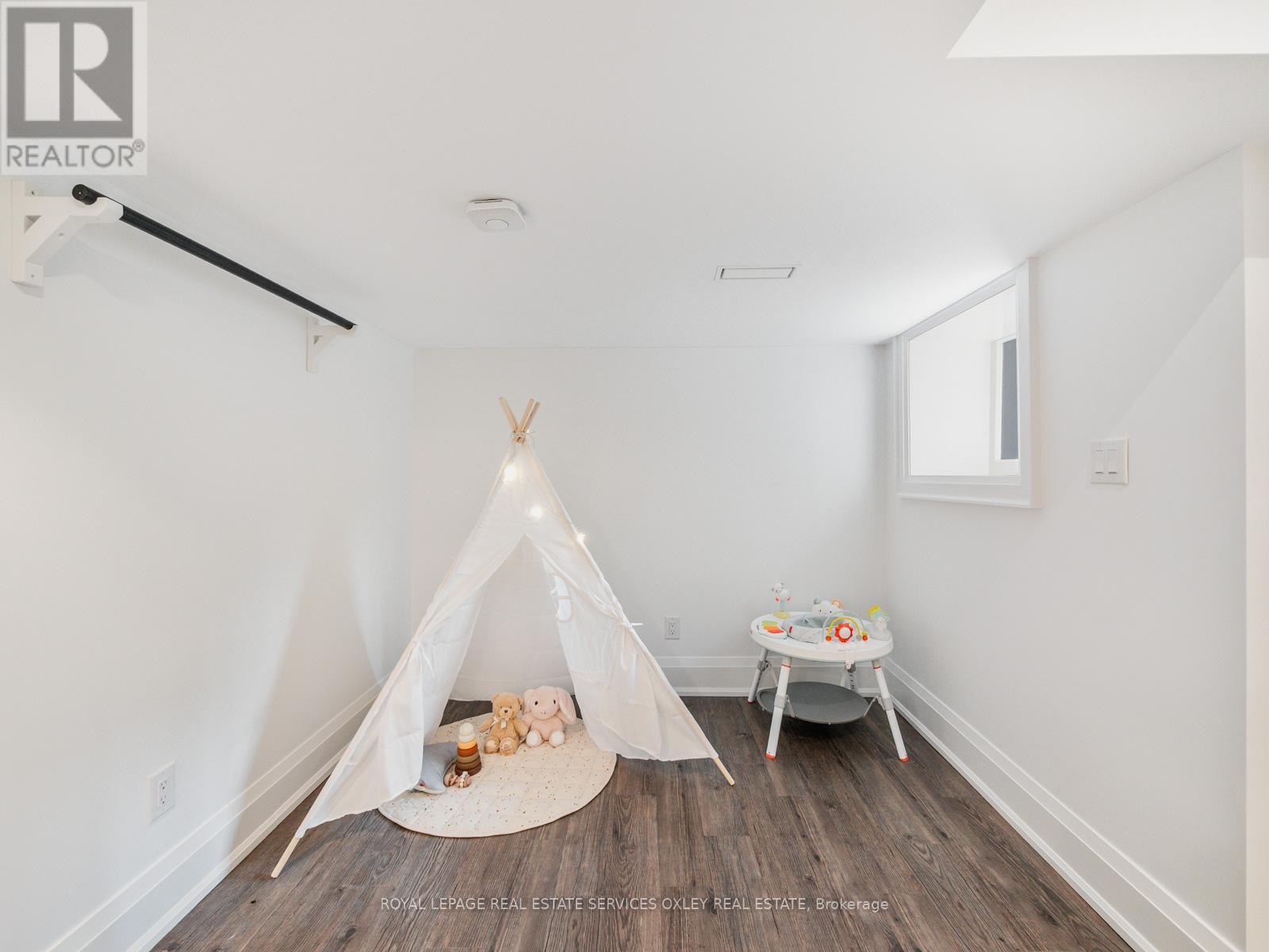 












7 POPLAR PLAINS ROAD

,
Toronto,




Ontario
M4V2M7

