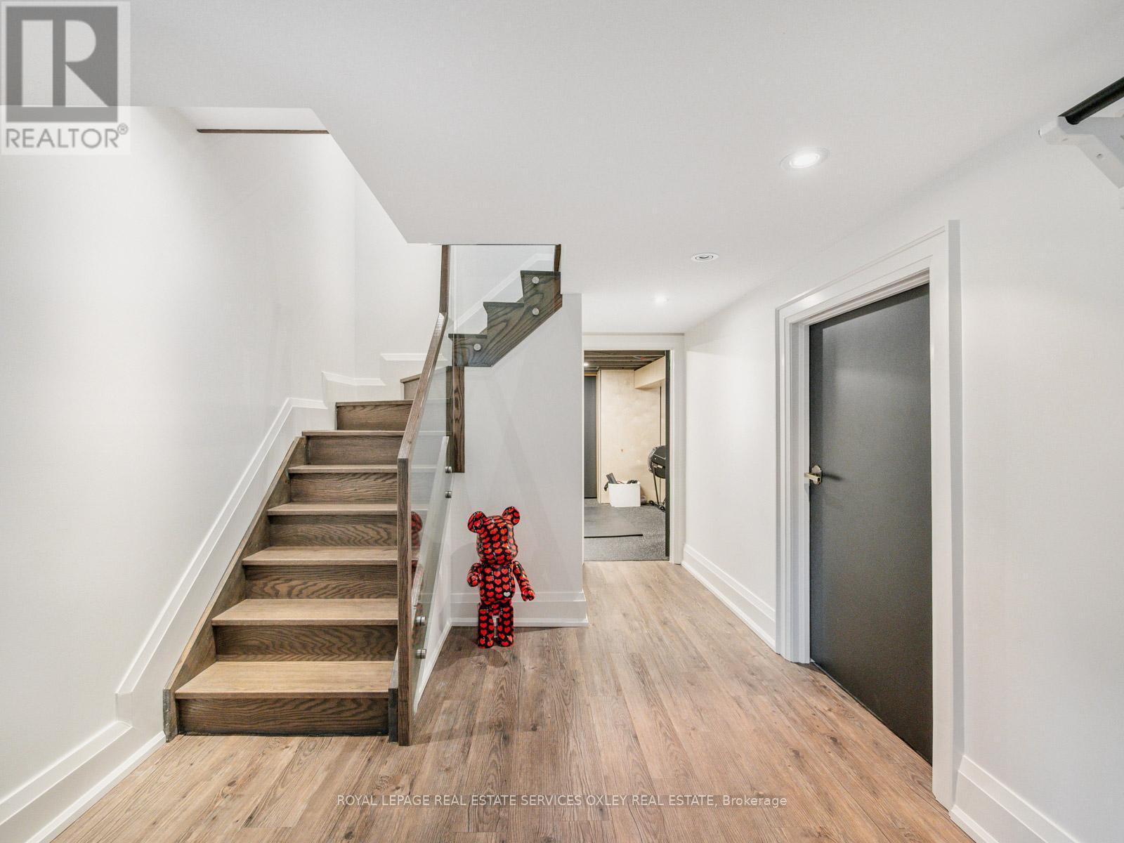 












7 POPLAR PLAINS ROAD

,
Toronto,




Ontario
M4V2M7

