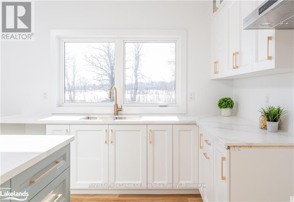 












8 MEADOW ACRES ROAD

,
Oro-Medonte (Warminister),




Ontario
L0K2G1

