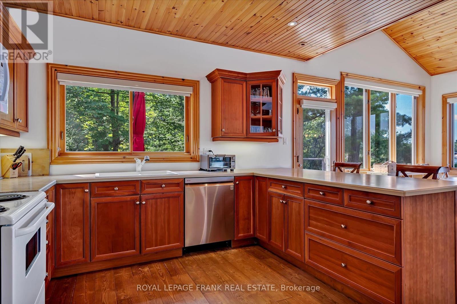 












484 JUNIPER ISLAND

,
Douro-Dummer,




Ontario
K0L2C0

