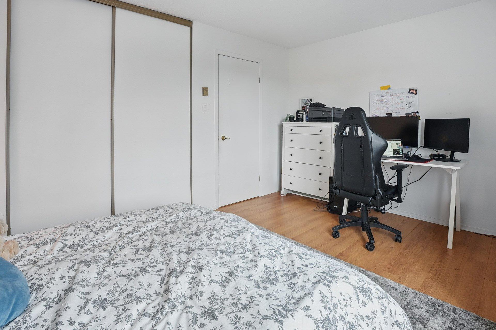 









409


Boul. St-Raymond

,
Gatineau (Hull),




QC
J9A1X3

