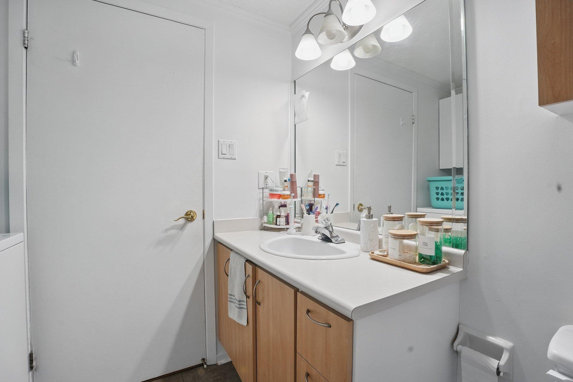 









409


Boul. St-Raymond

,
Gatineau (Hull),




QC
J9A1X3

