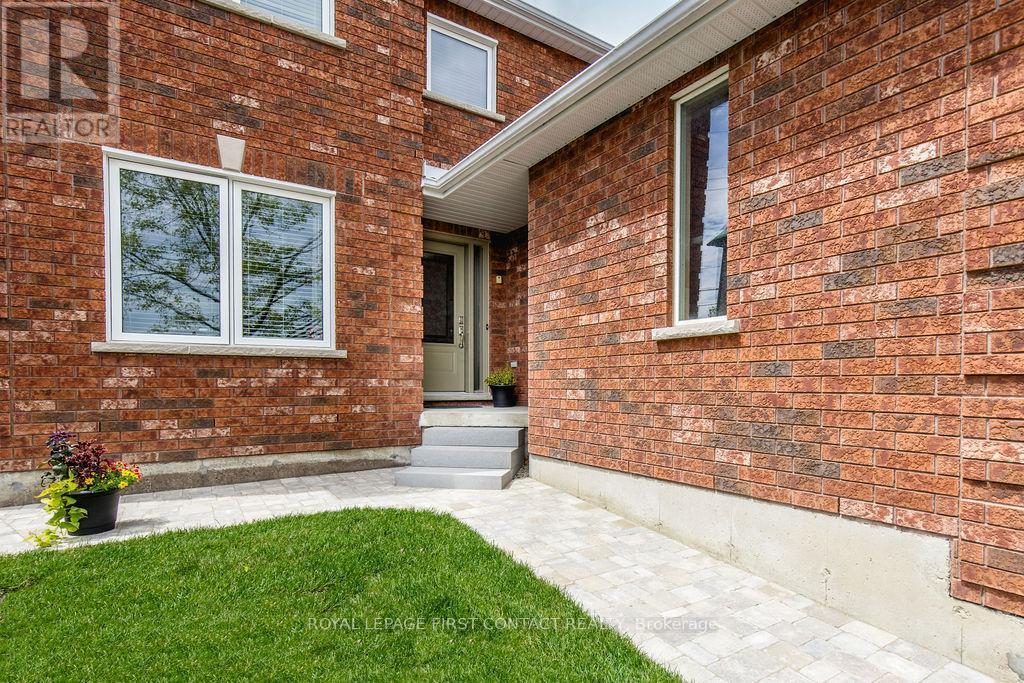 












87 STOLLAR BOULEVARD

,
Barrie,




Ontario
L4M6N3

