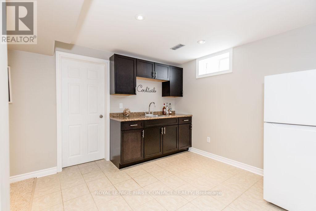 












87 STOLLAR BOULEVARD

,
Barrie,




Ontario
L4M6N3

