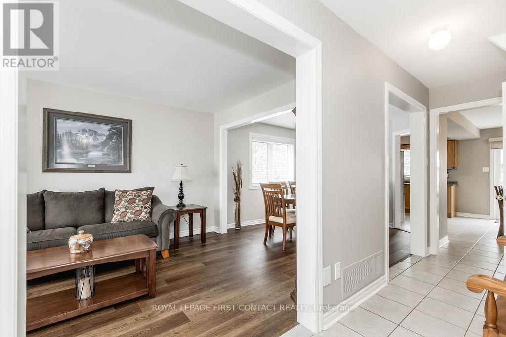 












87 STOLLAR BOULEVARD

,
Barrie,




Ontario
L4M6N3

