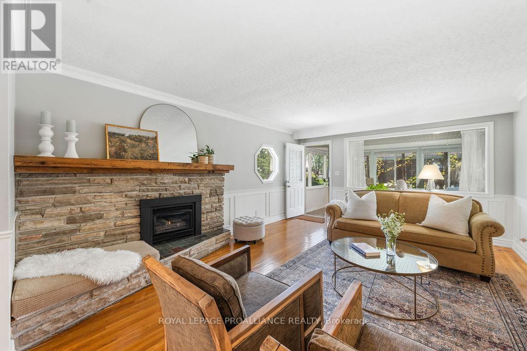 












37 BIRD CRESCENT

,
Belleville (Thurlow Ward),




Ontario
K8N4Z5

