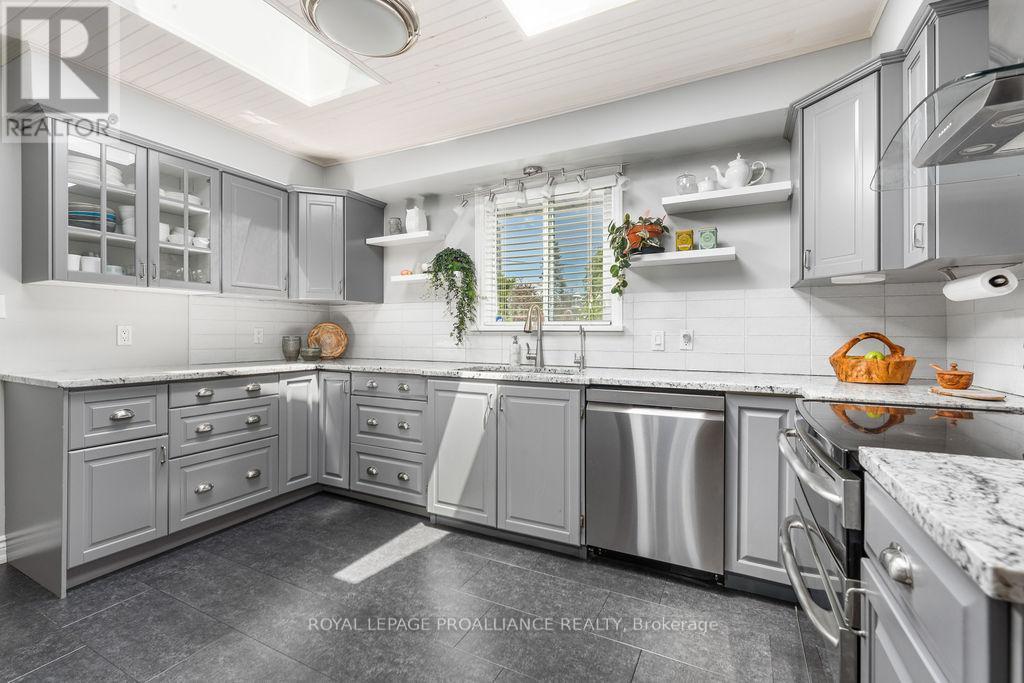 












37 BIRD CRESCENT

,
Belleville (Thurlow Ward),




Ontario
K8N4Z5

