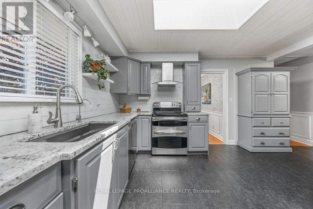 












37 BIRD CRESCENT

,
Belleville (Thurlow Ward),




Ontario
K8N4Z5

