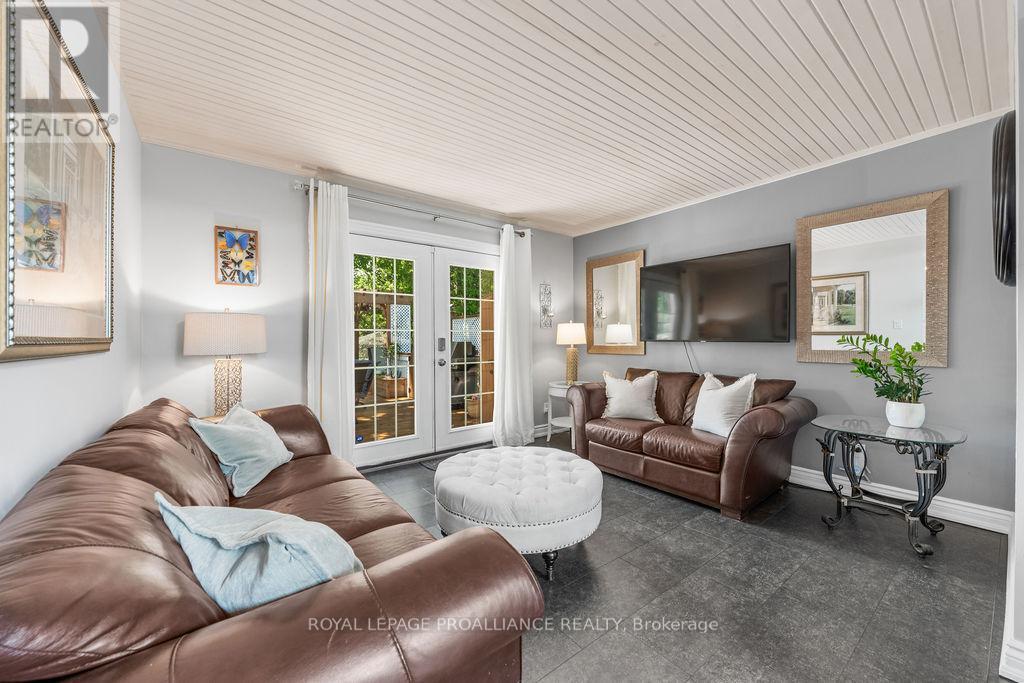 












37 BIRD CRESCENT

,
Belleville (Thurlow Ward),




Ontario
K8N4Z5

