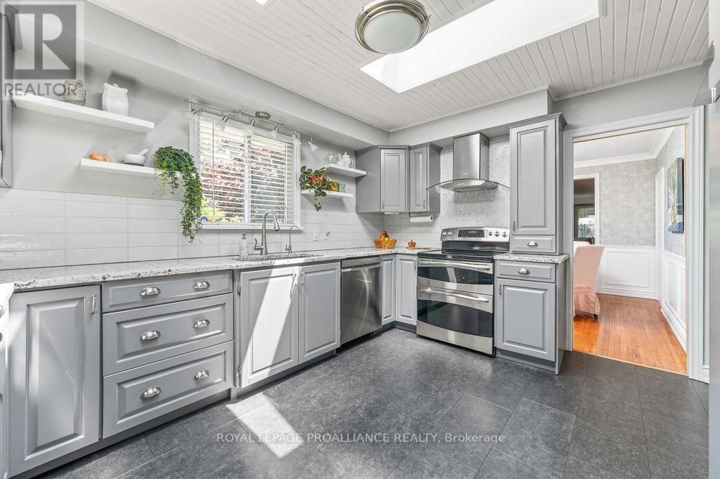 












37 BIRD CRESCENT

,
Belleville (Thurlow Ward),




Ontario
K8N4Z5

