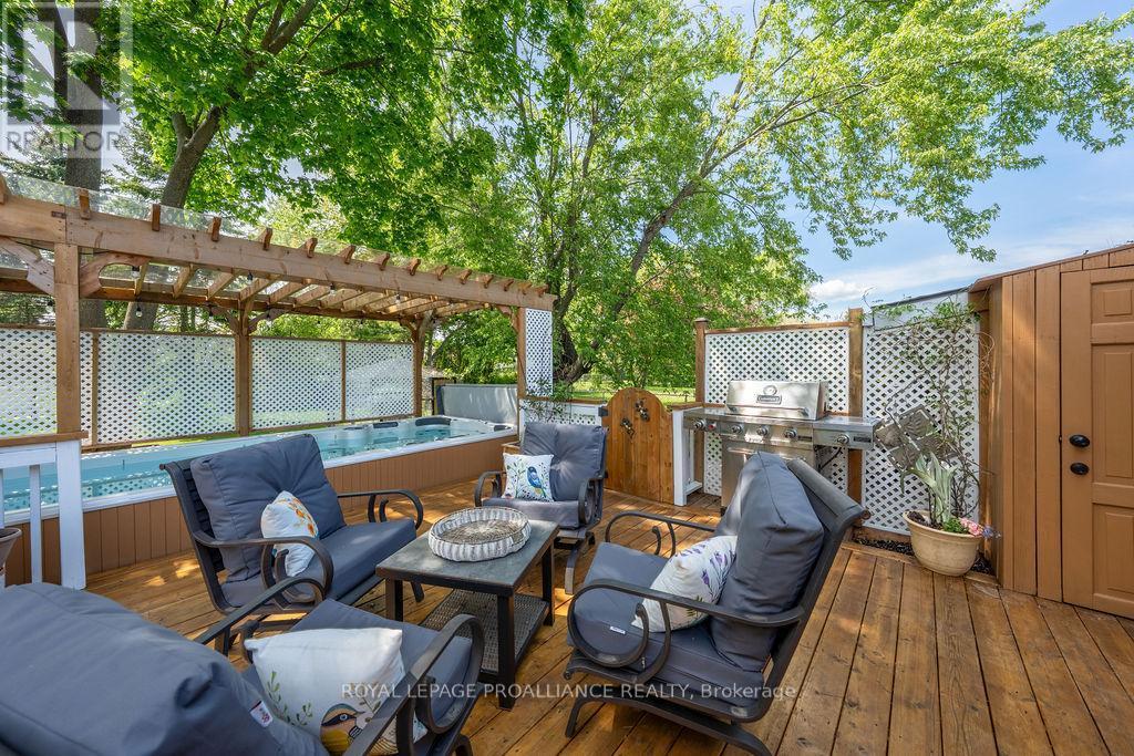 












37 BIRD CRESCENT

,
Belleville (Thurlow Ward),




Ontario
K8N4Z5

