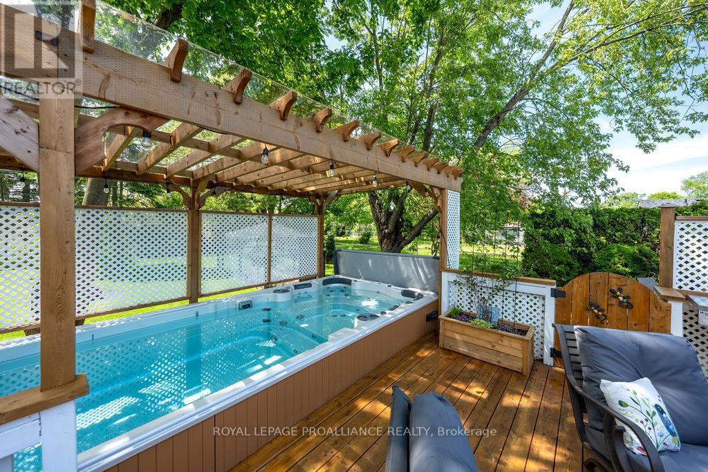 












37 BIRD CRESCENT

,
Belleville (Thurlow Ward),




Ontario
K8N4Z5

