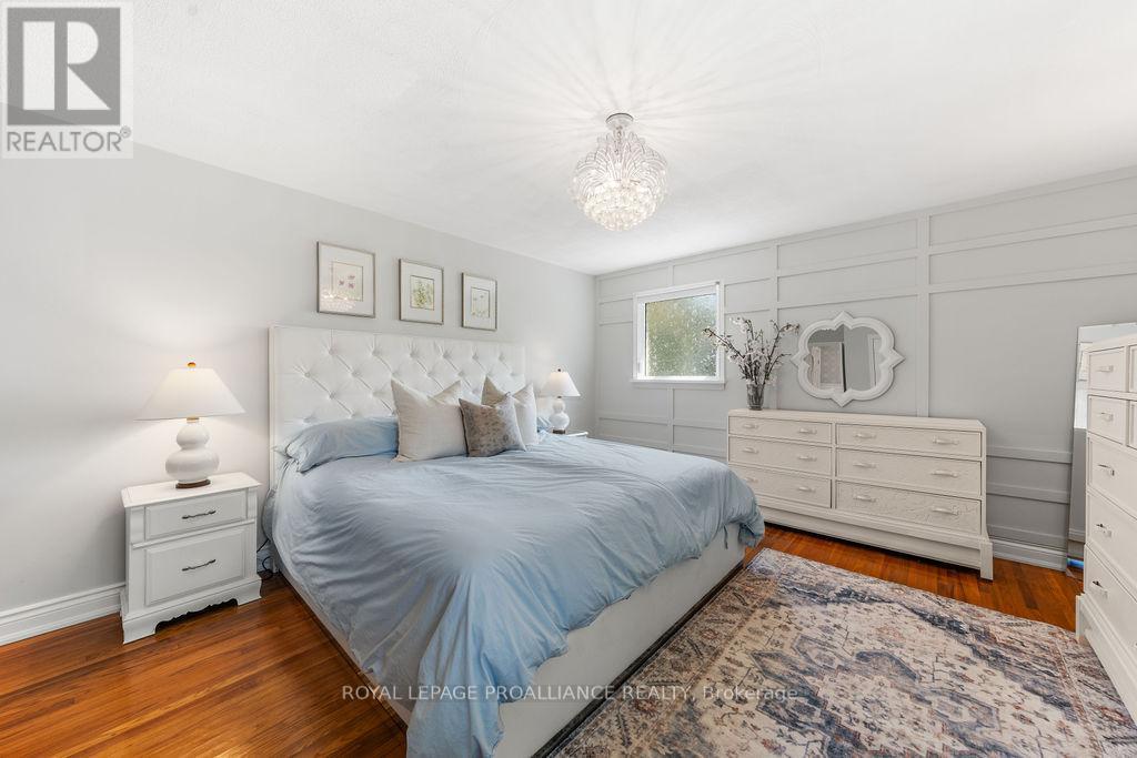












37 BIRD CRESCENT

,
Belleville (Thurlow Ward),




Ontario
K8N4Z5

