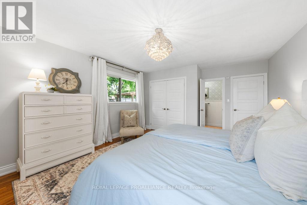 












37 BIRD CRESCENT

,
Belleville (Thurlow Ward),




Ontario
K8N4Z5

