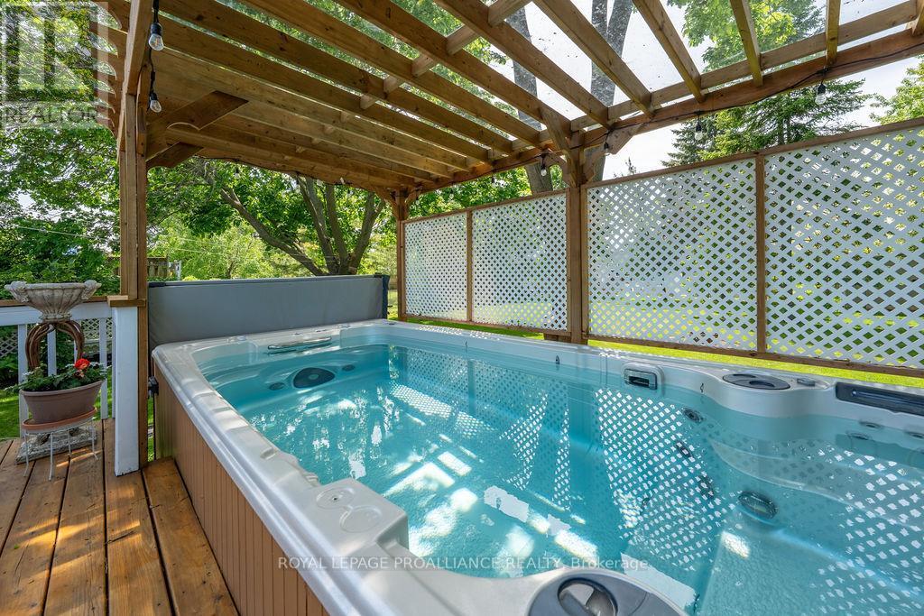 












37 BIRD CRESCENT

,
Belleville (Thurlow Ward),




Ontario
K8N4Z5

