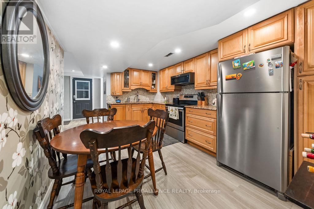 












37 BIRD CRESCENT

,
Belleville (Thurlow Ward),




Ontario
K8N4Z5

