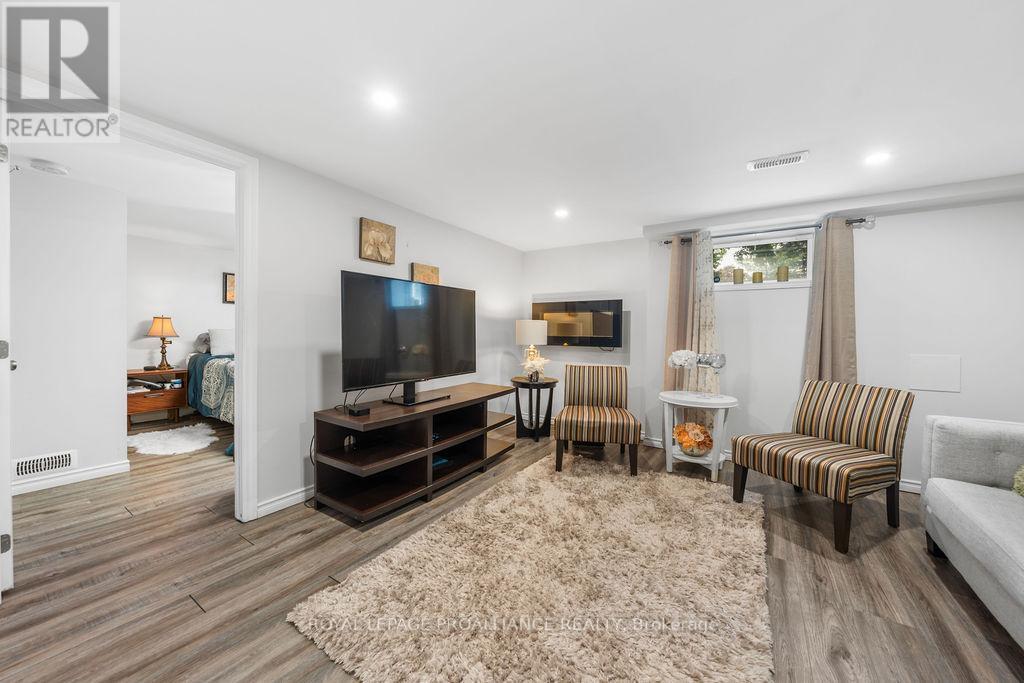 












37 BIRD CRESCENT

,
Belleville (Thurlow Ward),




Ontario
K8N4Z5

