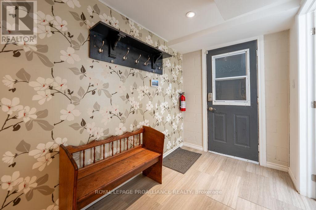 












37 BIRD CRESCENT

,
Belleville (Thurlow Ward),




Ontario
K8N4Z5


