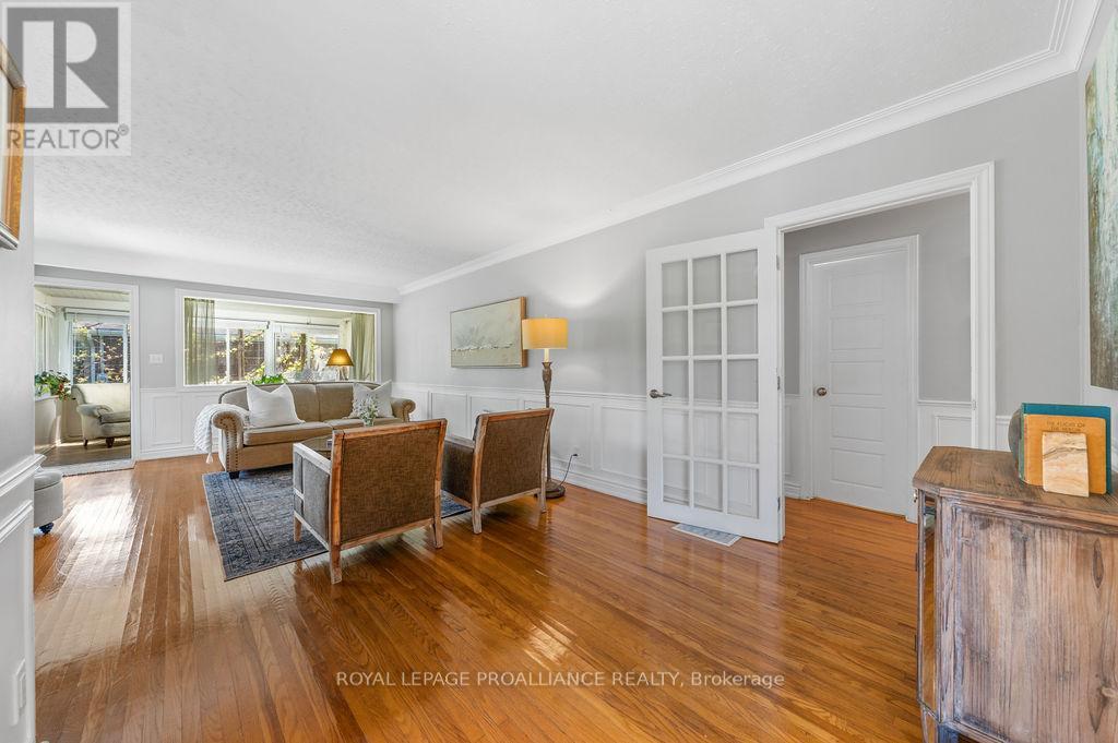 












37 BIRD CRESCENT

,
Belleville (Thurlow Ward),




Ontario
K8N4Z5

