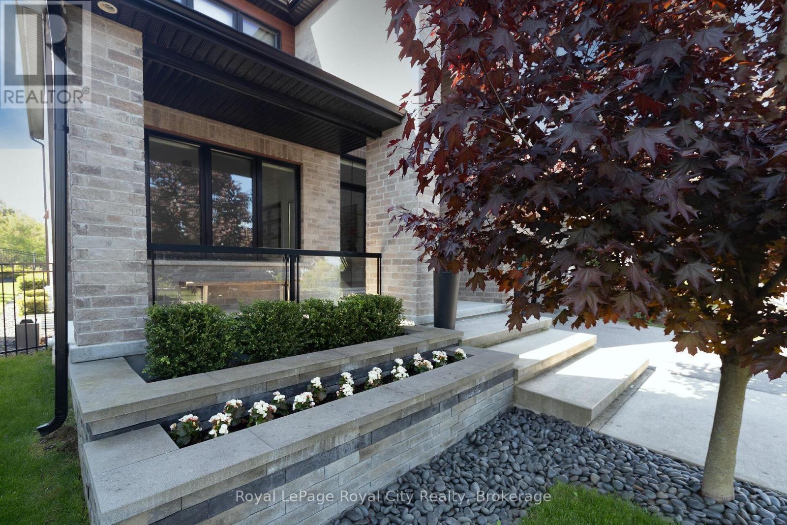 












303 GOSLING GARDENS

,
Guelph (Clairfields/Hanlon Business Park),




Ontario
N1L0M1

