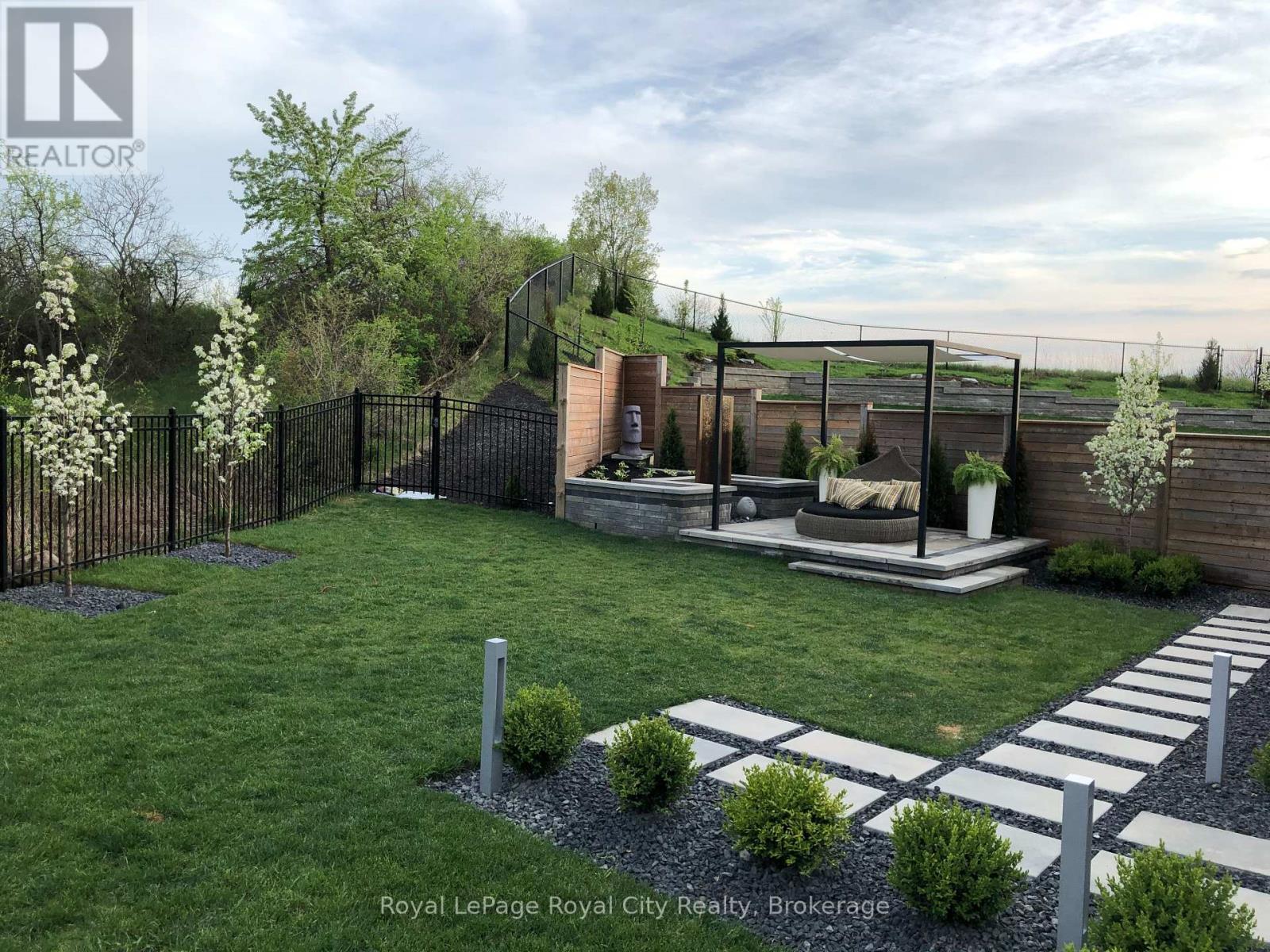 












303 GOSLING GARDENS

,
Guelph (Clairfields/Hanlon Business Park),




Ontario
N1L0M1

