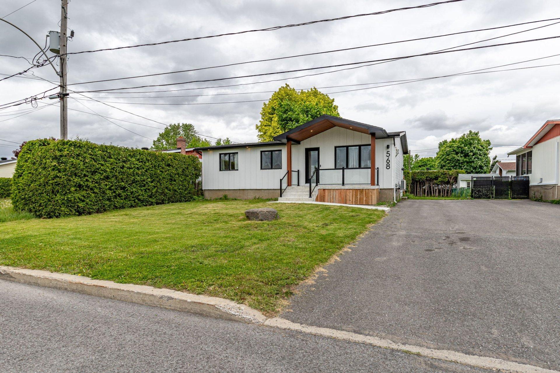 









568


Av. Jeanne-d'Arc

,
Saint-Jean-sur-Richelieu,




QC
J2X4P8

