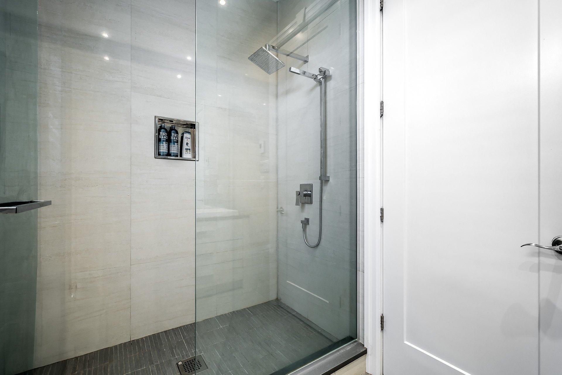 









5639


Av. Wolseley

,
Côte-Saint-Luc,




QC
H4W2L4

