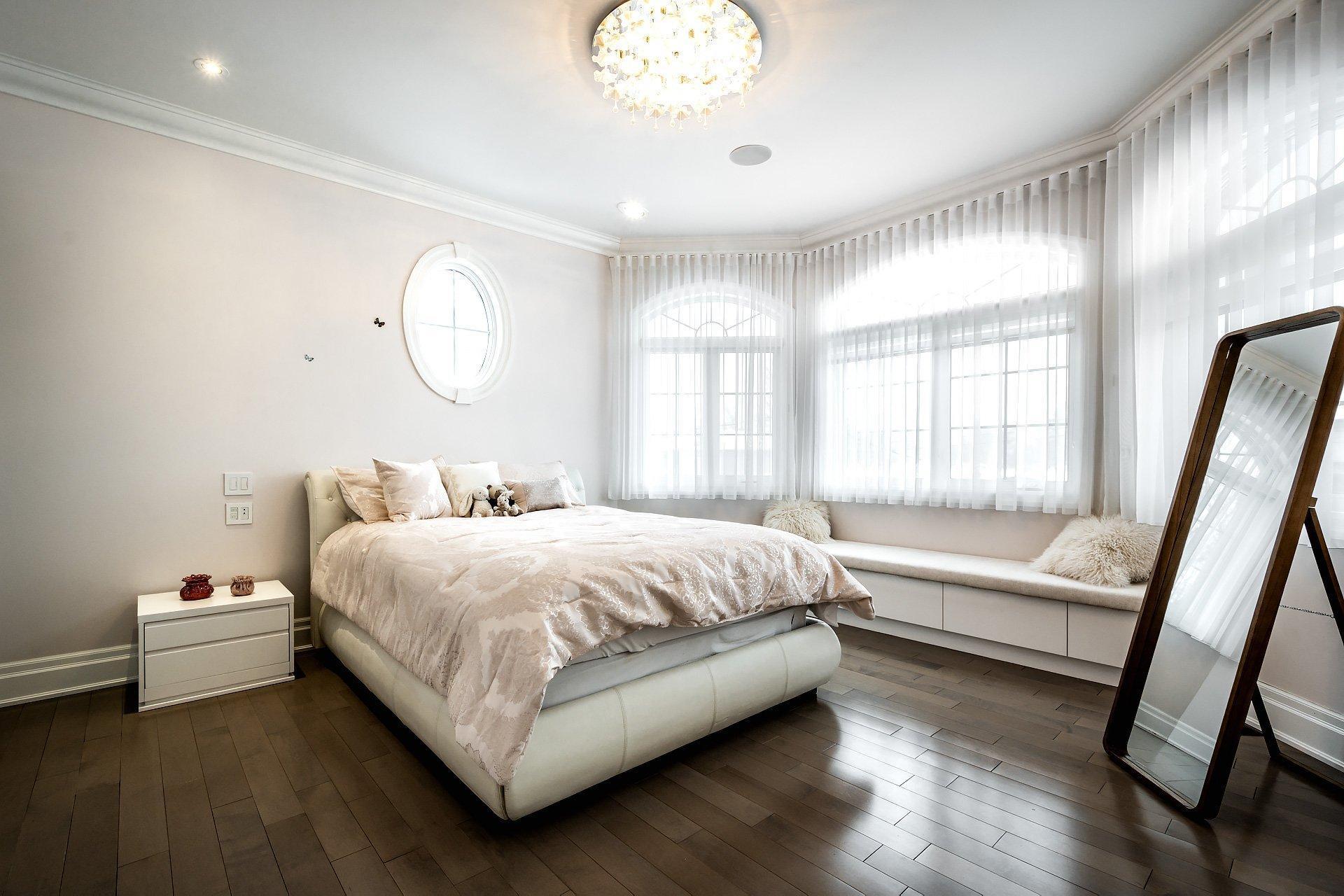 









5639


Av. Wolseley

,
Côte-Saint-Luc,




QC
H4W2L4

