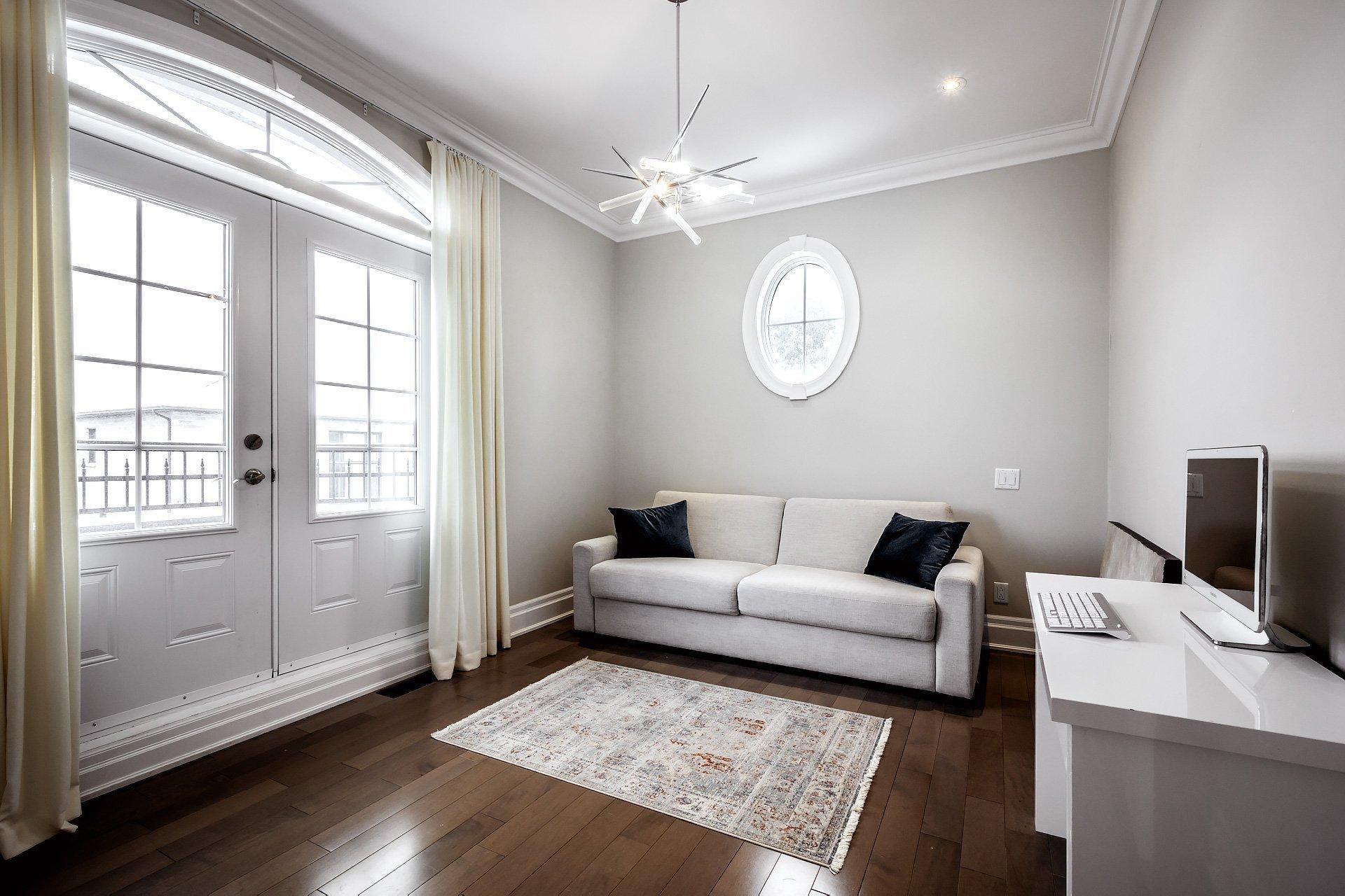









5639


Av. Wolseley

,
Côte-Saint-Luc,




QC
H4W2L4

