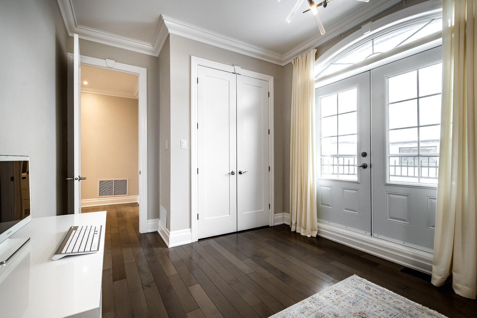 









5639


Av. Wolseley

,
Côte-Saint-Luc,




QC
H4W2L4

