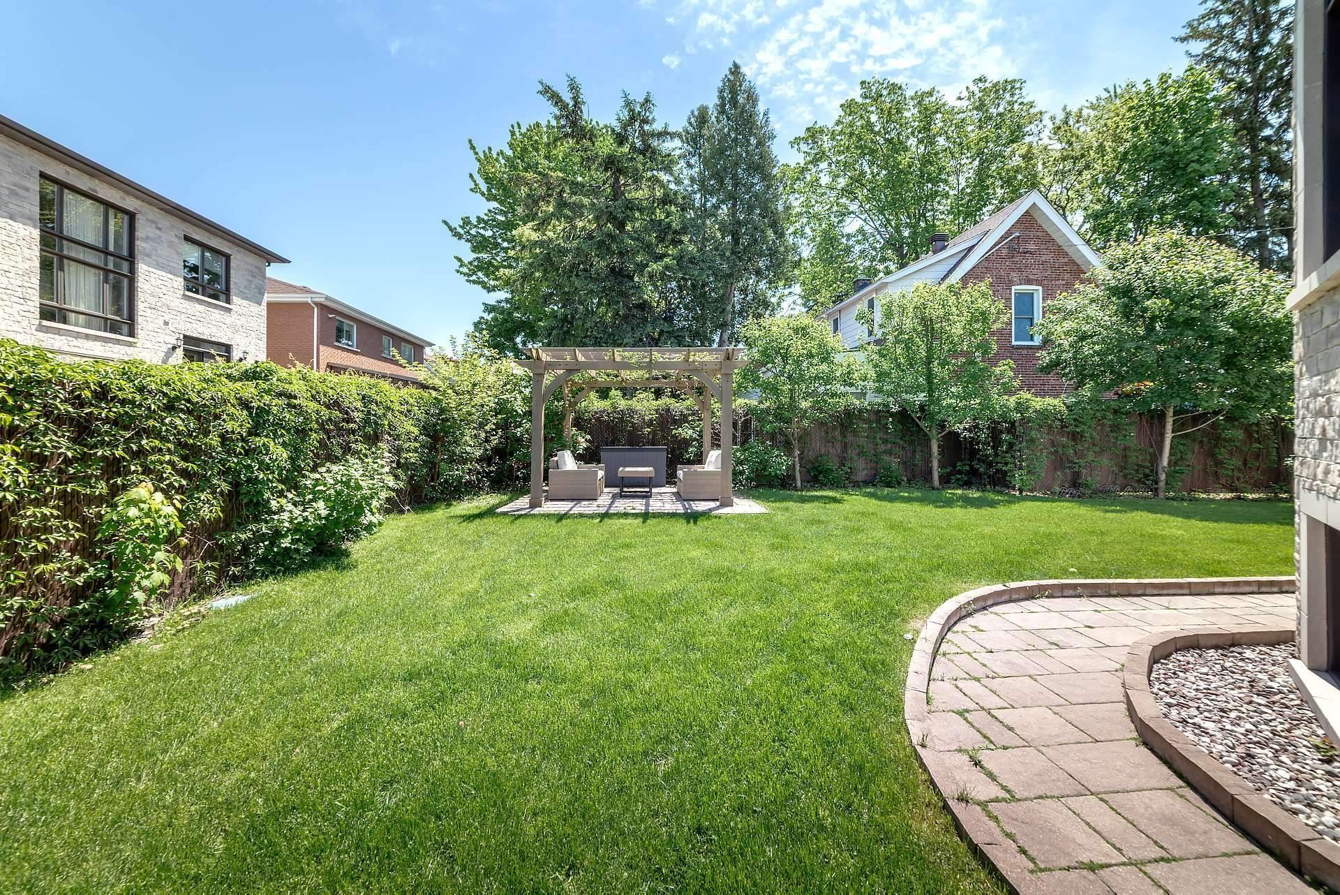 









5639


Av. Wolseley

,
Côte-Saint-Luc,




QC
H4W2L4

