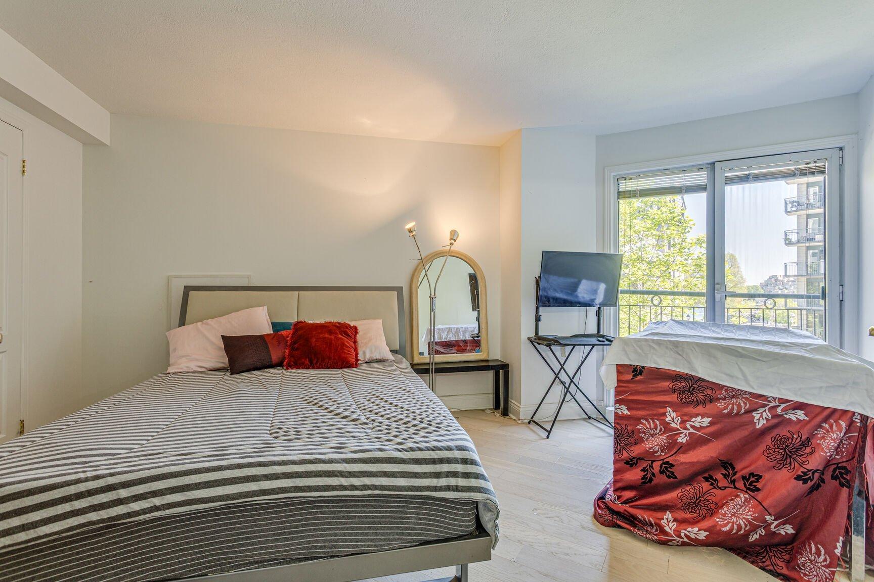 









1


Rue McGill

, 315,
Montréal (Ville-Marie),




QC
H2Y4A3

