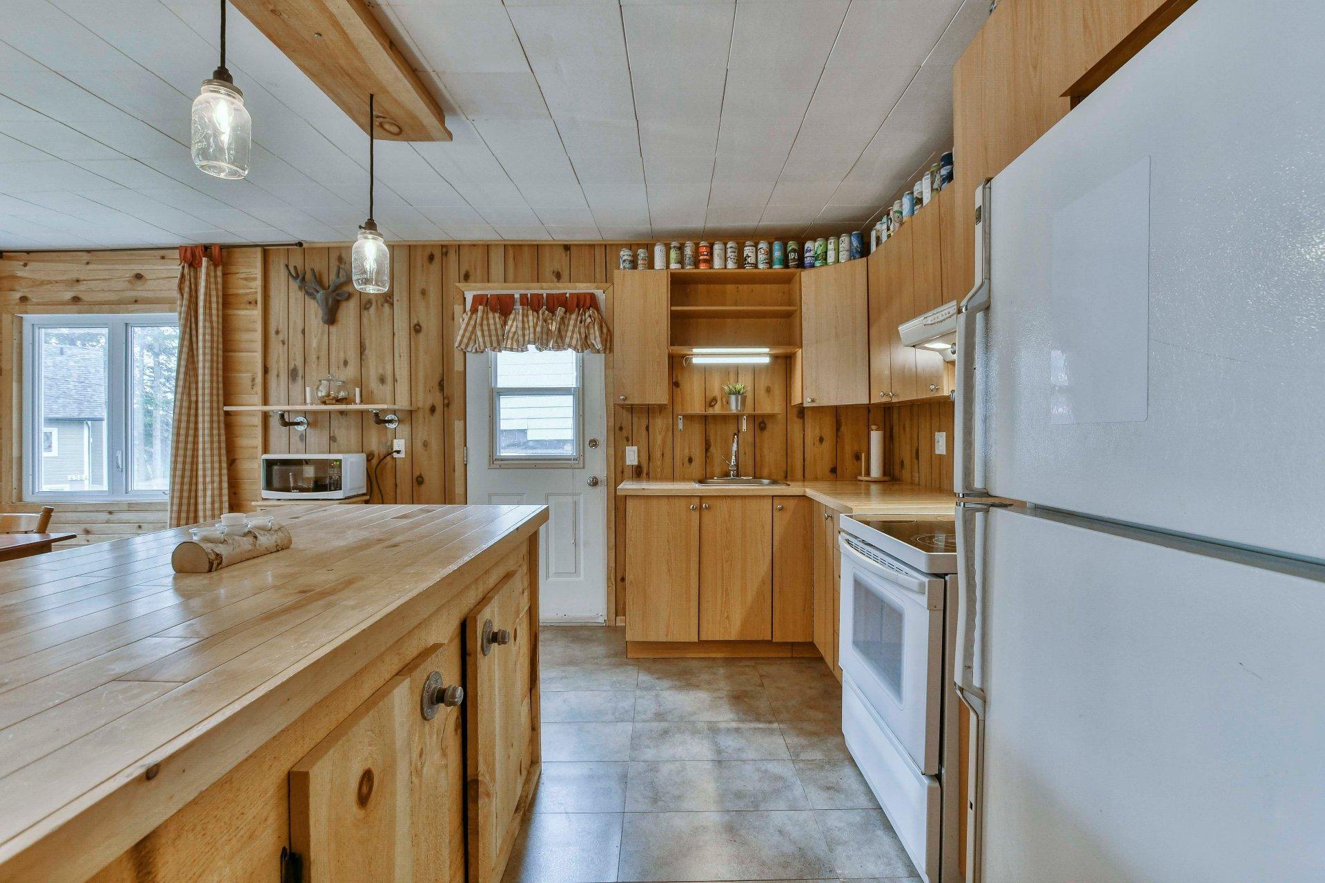 









4574


Ch. de Val-des-Lacs

,
Sainte-Agathe-des-Monts,




QC
J0T2P0

