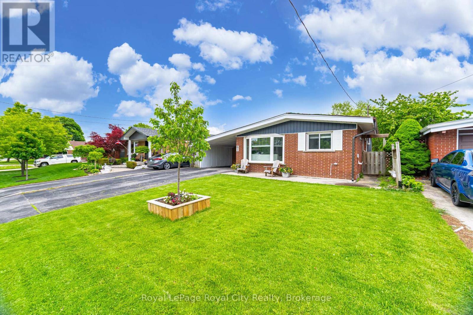 












61 LAWFIELD DRIVE

,
Hamilton (Lawfield),




Ontario
L8V4C6

